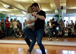 BACHATA sensual – Right & Left Turn (change hands)